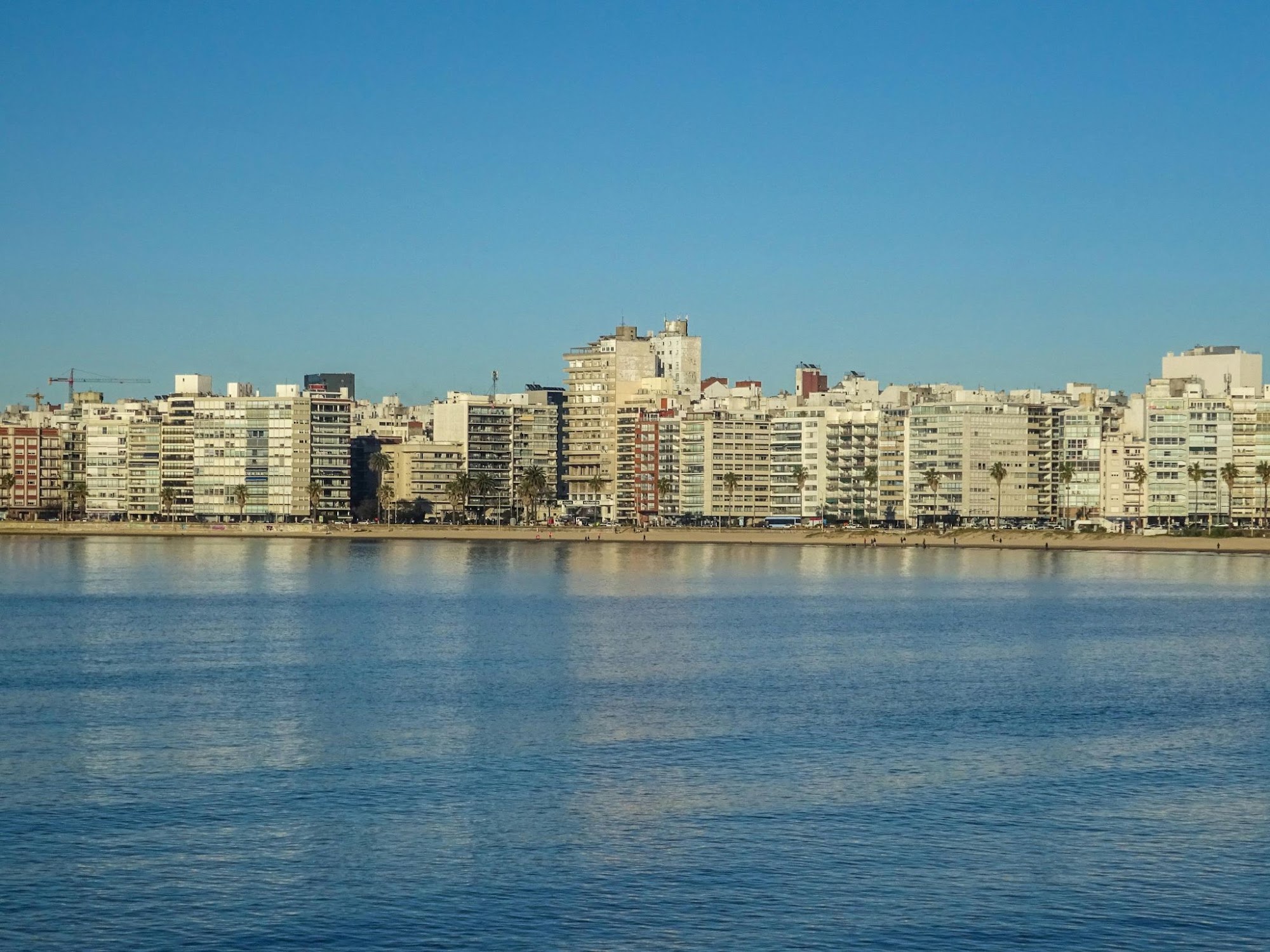 Vista de la rambla y la costa de Montevideo desde el agua